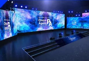 LED 스크린 무대 설계 렌더링, 중앙 대형 스크린과 좌우 보조 스크린 배치