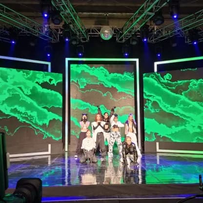 LED 배경 무대에 오른 공연팀