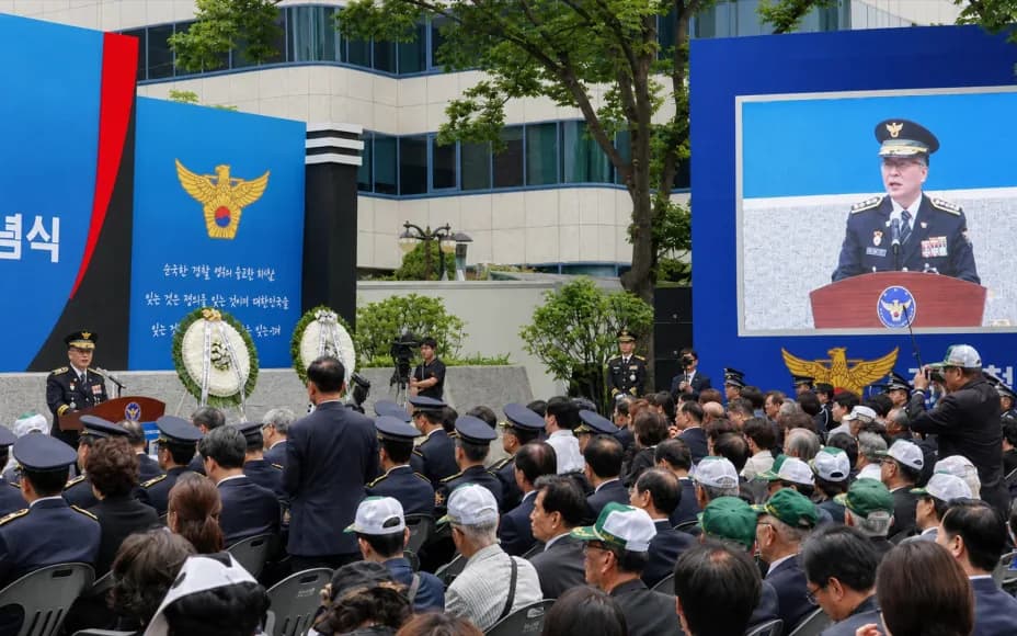헌화대와 대형 LED 중계 화면을 갖춘 야외 관공서 추념식 객석