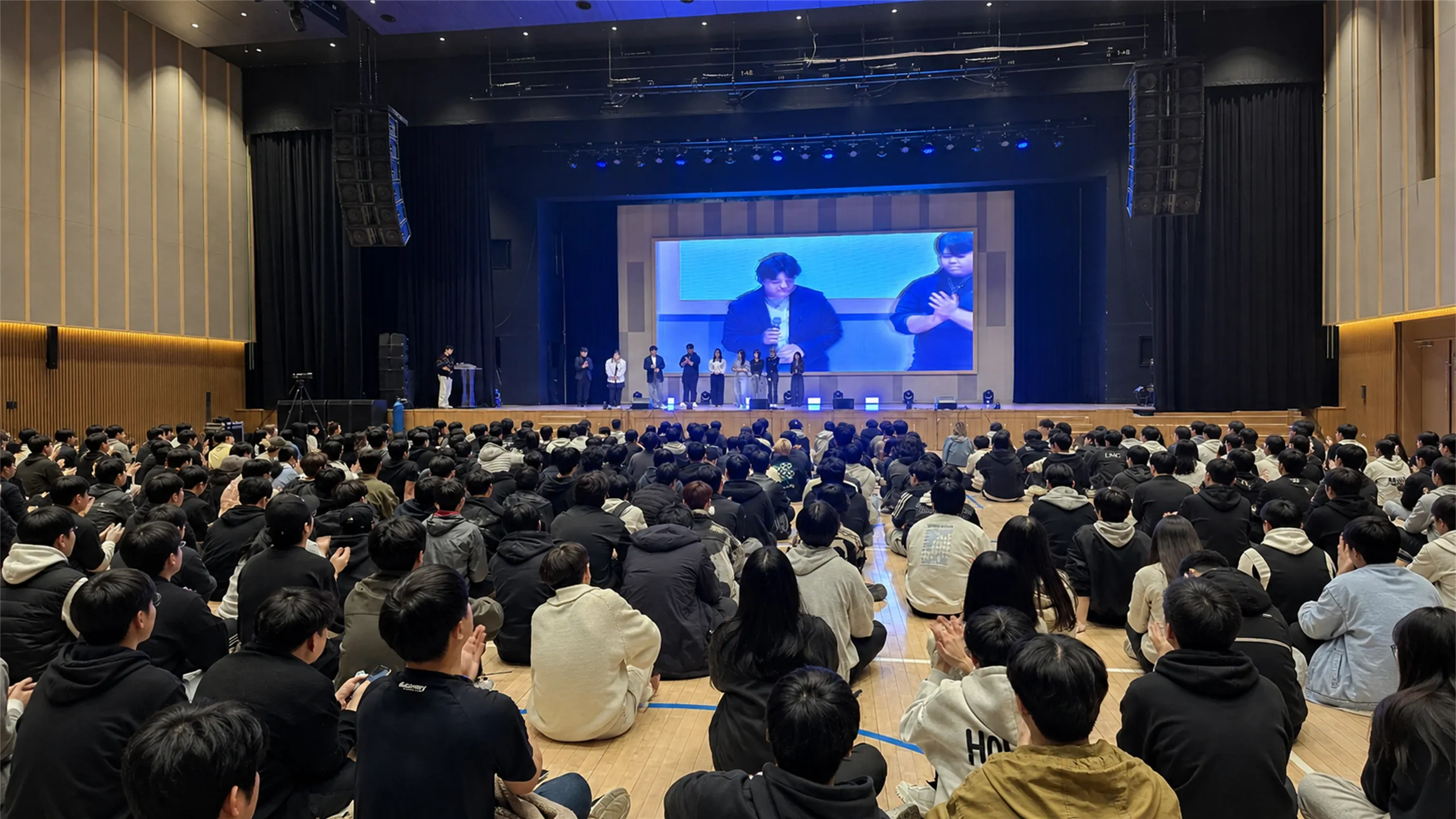 대학 강당에 모여 진행을 지켜보는 참가자들