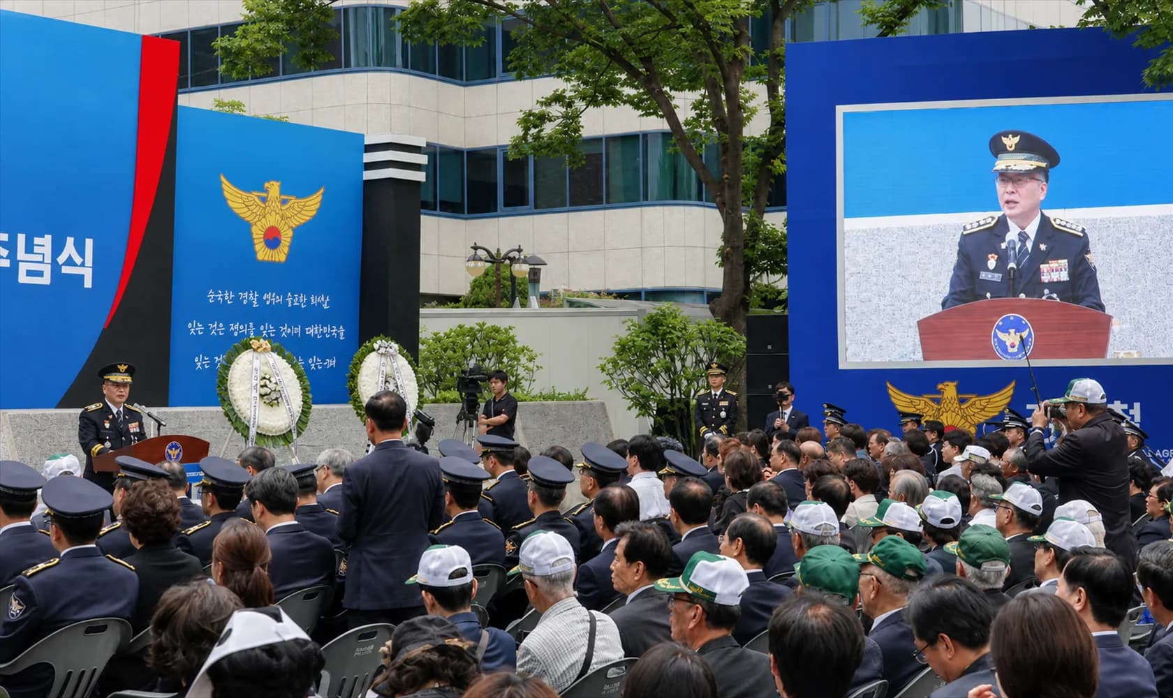 야외 추념식 객석 뒤편에서 본 단상과 우측 LED 중계 화면