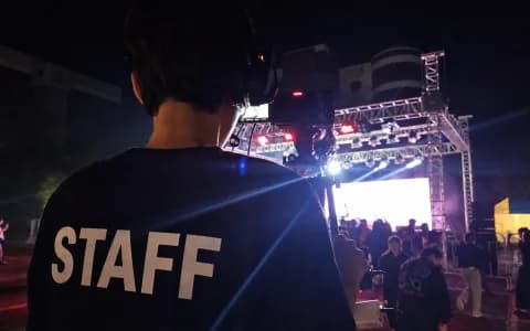 행사 진행 인력이 프로그램을 준비하는 모습
