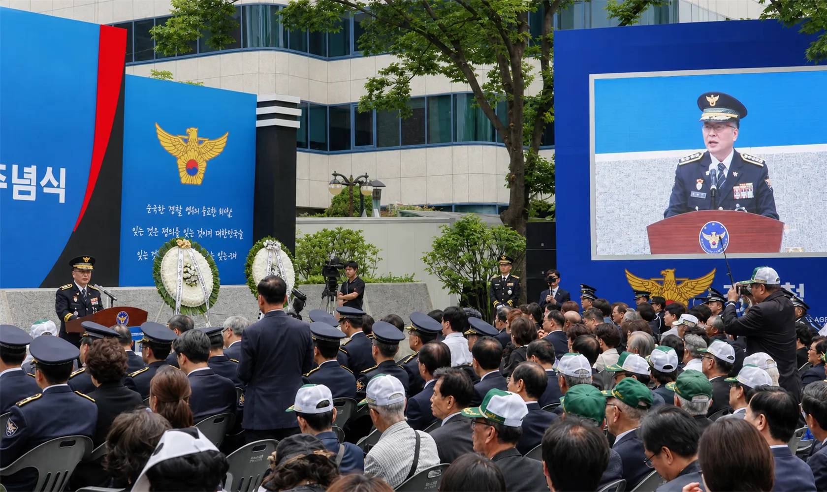 야외 추념식 객석 뒤편에서 본 단상과 우측 LED 중계 화면