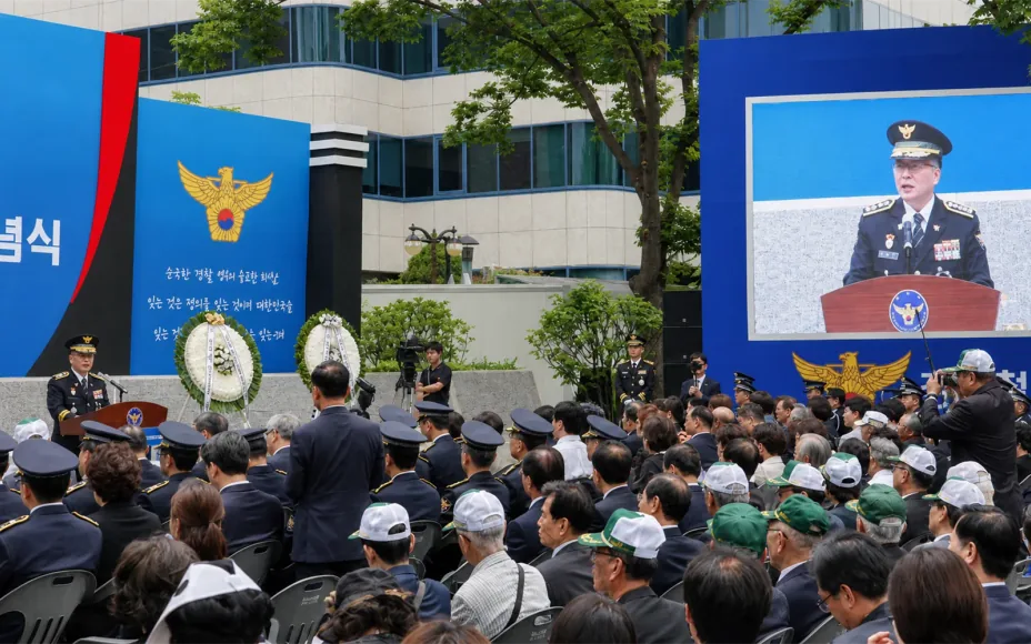 헌화대와 대형 LED 중계 화면을 갖춘 야외 관공서 추념식 객석